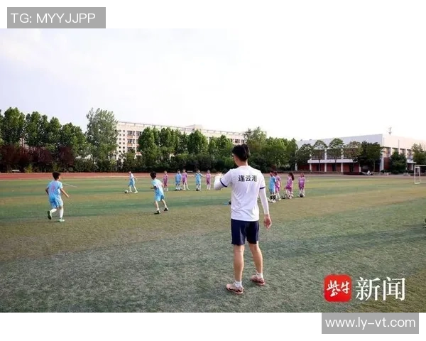 当足球球星邂逅球童那一刻的温情与梦想交织的绿茵故事