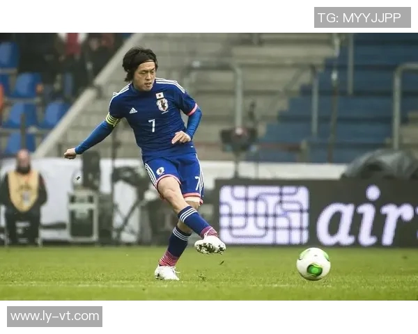 日本足球球星身材特点全解析揭秘力量速度与体型平衡 日本足球球星身材特点全解析揭秘力量速度与体型平衡