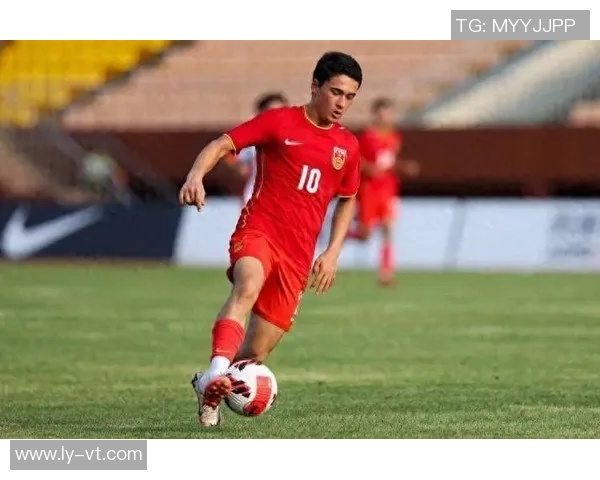 过人技巧出众颜值爆表的足球天才球星风采尽显